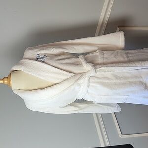 🛀The Company Store🛀White Terry Cloth Robe with Blue Monogram "K" Size S